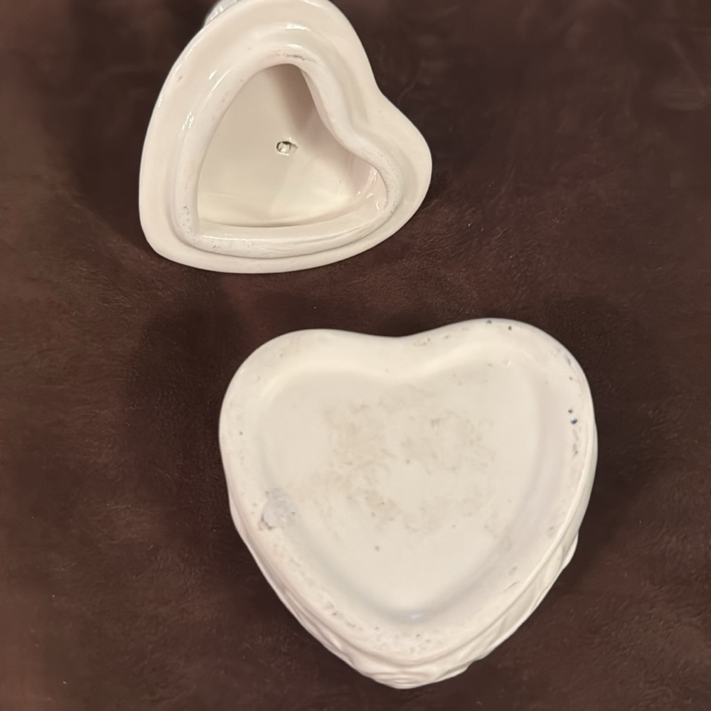 Porcelain Ivory Cherub Trinket Heart Box - Picture 5 of 6